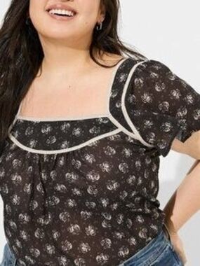 NWT Torrid Black Floral Square-Neck Top with Cream Piping